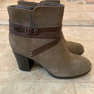 New Clark’s Suede Ankle Boots Sz 6